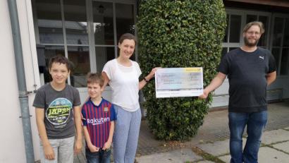 Bild: hir
Stellvertretend für das Mitarbeiter-Engagement der Deutschen Post übergab Birgit Reil (Zweite von rechts) 400 Euro an den Vorsitzenden des Fördervereins Gerhard Pamler (rechts). Weitere 200 Euro steuerte das Busunternehmen Vogl bei.