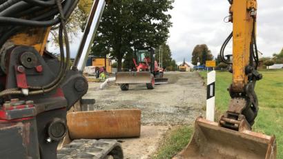 Bild: Gabi Schönberger
Die letzten Arbeiten in der Wurzer Straße laufen. Ab Oktober ist die Ortsdurchfahrt Neuhaus wieder frei.