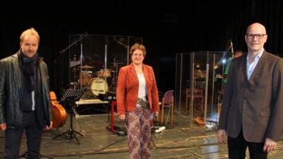 Bild: stg
Freuen sich auf die gemeinsame Zusammenarbeit: Birgit Simmler, Künstlerische Leiterin der Luisenburg-Festspiele, und das norwegische Musical-Autorenduo Øystein Wiik (l.) und Gisle Kverndokk.