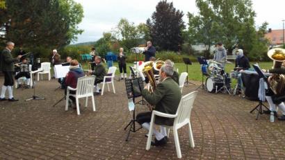 Bild: e
Das große Orchester Musikverein Haselmühl-Kümmersbruck bereitet sich und seinen Zuhörern eine große Freude.
