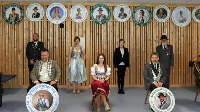 Repro: Dobmeier
Die Gewinner der FSG-Königsfeier sind (vorne, von links) Ehrenschützenmeister Hans-Jürgen Rudnik, Gewehrkönig Harald Gottfried, Jugendkaiserin Julia Gottfried, Pistolenkönig Michael Hofmann, Wilmar Kunz (Vertreter des Patenvereins Annaberg-Buchholz) sowie (hinten, von links) Sportleiter Florian Müller, Katja Schwägerl, Marianne Guber und Schützenmeister Johannes Breyer.