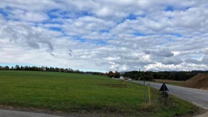 Bild: stg
Heute noch Wiese, bald sollen dort an der Berndorfer Straße aber 14 Bauparzellen entstehen.