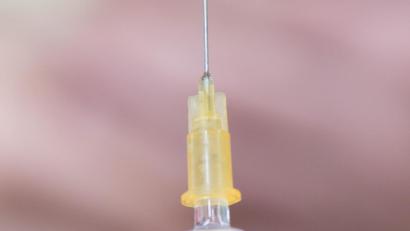 Bild: Sebastian Kahnert/zb/dpa
Eine Kinderärztin hält im Rahmen einer Kinderimpfung gegen Meningokokken eine Spritze.