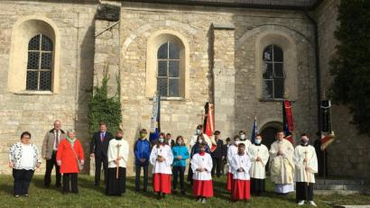 Bild: Theresia Otterbein/exb
Die Pfarrei Kastl verabschiedet Pfarrer Pater Ryszard Kubiszyn. Nach dem Auszug stellten sich die Verantwortlichen vor der Klosterkirche auf.