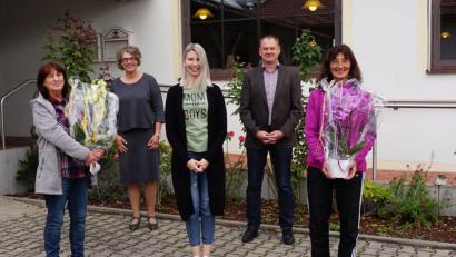 Bild: wec
Den beiden für 40 Jahre Arbeit im Kindergarten geehrten Erzieherinnen Isabella Groh (links) und Hildegard Feuerer (rechts) gratulieren Kindergartenleiterin Marina Hildebrand (Mitte), Bürgermeister Erich Meidinger (Zweiter von rechts) und Geschäftsstellenleiterin Liane Kern (Zweite von links).