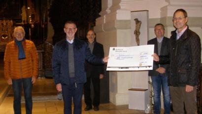 Bild: pz
Schatzmeister Alois Michl, Stadtpfarrer Thomas Vogl, Schriftführer Johannes Röttges, Kirchenpfleger Martin Rosner und Vorsitzender Willi Prechtl bei der Übergabe des Schecks.