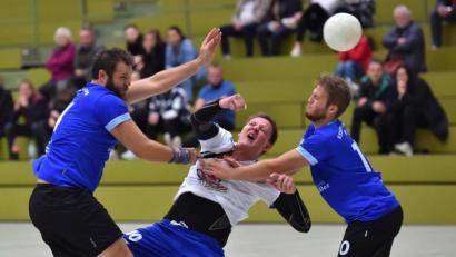 Bild: A. Schwarzmeier
Die Regensburger Spieler kennen kein Erbarmen und stoppen  Christoph Harrieder vom HC Weiden am Kreis mit hartem Einsatz. Der HC Weiden gewann das Saisonauftaktspiel mit 32:31.