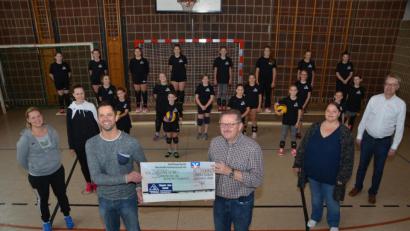 Bild: dob
Bauunternehmer Michael Töppel  (vorne, links) überreicht mit seiner Schwester Stephanie Töppel (Zweite von rechts) an die Nachwuchsmannschaft der Volleyballer neue Trainingsshirts und an TV-Vorsitzendem Klaus Nigg (vorne, rechts) 2000 Euro für den vereinseigenen Betrieb des Ski- und Snowboardzentrums Fahrenberg.