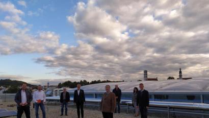 Bild: Alexandra Sitter/exb
Besonders die an das System der Arena in München angepasste Dachkonstruktion mit ihren acht Luftkissen beeindruckte die FW-Kreistagsfraktion bei ihrer Stippvisite an der Walter-Höllerer-Realschule in Sulzbach-Rosenberg.