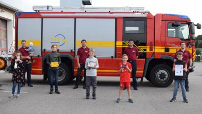 Bild: bnr
Bei der großen Schnitzeljagd der Feuerwehr gab es nur Gewinner. Kommandant Andreas Ringelstetter (hinten Zweiter von rechts) und sein Führungsteam übergaben den fünf Erstplatzierten ihre verdienten Preise.