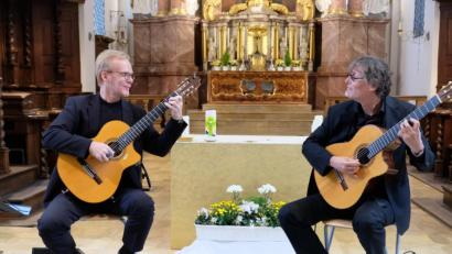 Bild: do
"Von der Renaissance bis zum Flamenco" heißt das Programm des Essener Gitarrenduos Steinmann & Loos, das am Sonntag in der Klosterkirche Speinshart das Publikum begeisterte.