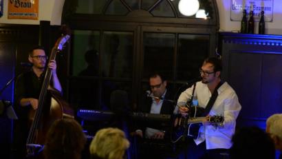 Bild: brü
Im Kummert Sudhaus fand das erste Konzert der neu gegründeten Combo Tritone statt. Das Amberger Trio besteht aus den Musikern Bastian Kretschmar (Gitarre, Gesang), Stefan Roggenhofer (Klavier, Gesang) und Jakob Prechtl (Kontrabass, Gesang) und kam beim ersten Auftritt gut an.