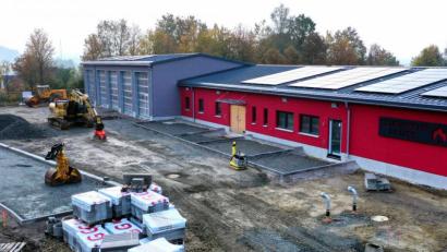 Bild: exb
Die Arbeiten am Feuerwehrhaus gehen flüssig voran. Derzeit stehen die Pflasterarbeiten an den Außenanlagen an.