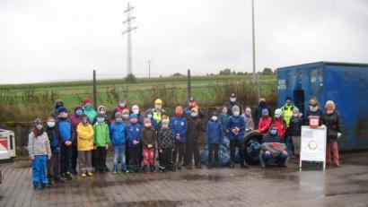 Bild: ads
Ein Vierteljahrhundert Einsatz für die Umwelt: Für die Jubiläums-Rama-dama-Aktion in Schnaittenbach kann Organisator Beppo Schuller (vorn rechts, kniend) eine großartige Bilanz ziehen: Maximale Teilnehmerzahl, minimales Müllaufkommen.