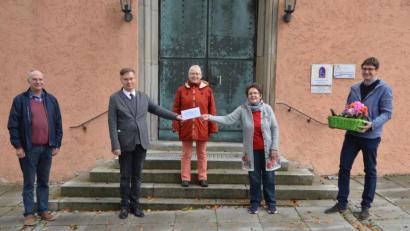 Bild: dob
1000 Euro übergibt Flohmarkthändlerin Christa Wildenauer (Zweite von rechts) an die Vertreter der Evangelischen Kirchengemeinde für die Sanierung der Stadtkirche. Stadtpfarrer Dieter Schinke (Zweiter von links) ist überwältigt von der Spendenbereitschaft der findigen Flohmarktsammlerin, die auch immer wieder ein Herz für die evangelische Kirchengemeinde übrig hat.