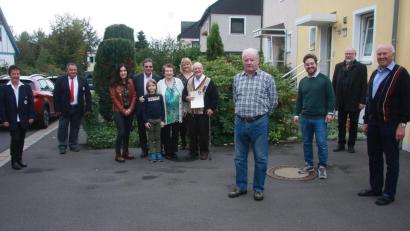 Bild: wro
Zusammen mit seiner Familie feierte Hans-Joachim Wege (Fünfter von rechts) seinen 85. Geburtstag. Es gratulierten auch das BRK, die Siedlergemeinschaft Wiesau, Pfarrer Martin Schlenk (Zweiter von rechts) und Zweiter Bürgermeister Michael Dutz (Dritter von rechts).