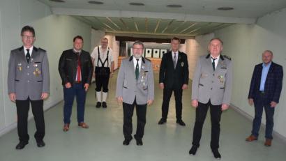 Bild: jr
Die Hälfte der Vorstandsriege der Königlich-privilegierten Schützengesellschaft Mitterteich ist neu: (von links) Ernst Hampel, Bürgermeister Stefan Grillmeier, Leonhard Grillmeier, Josef Wurdack, Gauschützenmeister Manfred Zölch, Schützenmeister Wolfgang Friedl und Stadtverbandsvorsitzender Peter Haibach.