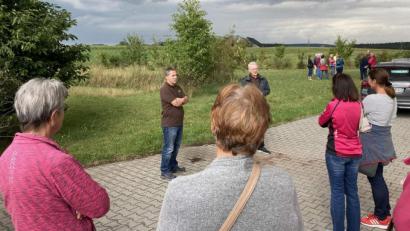 Bild: u
Höchst informativ ist für 25 Mitglieder des Katholischen Frauenbunds die Besichtigung der Biogasanlage Weiher-Kricklhof. Geschäftsführer Laurenz Beck (Zweiter von links) sowie die Gesellschafter Hermann Ott (links) und Werner Wendl (hinten rechts) erläutern das Konzept der Anlage.