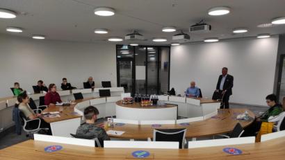 Bild: Johannes Zeck/BHS Corrugated/exb
Tutoren und Schüler lernten sich bereits in den Räumen von BHS kennen. Die Begrüßung erfolgte durch Christian Engel, Geschäftsführer der BHS Corrugated, und Manfred Riedl, Personalleiter.