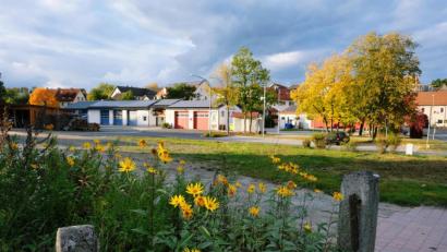 Bild: do
Nach langer Diskussion schlägt der Gemeinderat die letzten Pflöcke für das neue Feuerwehrgerätehaus für die Vorbacher Wehr ein. Nach den überarbeiteten Plänen des Architekturbüros Lenk entsteht auf dem Areal südlich des alten Feuerwehrhauses sowie des Dorfladens mitten im Zentrum die neue Heimat der Brandschützer. Im Investitionsprogramm des Gemeindehaushaltes sind für das Großprojekt 1,5 Millionen Euro eingeplant.