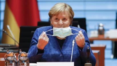 Bild: Markus Schreiber/dpa
Bundeskanzlerin Angela Merkel (CDU) nimmt im Kanzleramt ihre Maske ab.