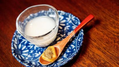 Bild: Zacharie Scheurer
Ein Sake aus fermentiertem Reis: Er schmeckt süß und fruchtig nach Lychees. Dazu serviert die Küche ein Stück Pfirsich mit Grüntee-Pulver.