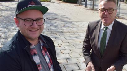 Bild: szl
Die erste Saison des Projekts "Picknick-Kerwl" geht im Oktober zu Ende. Das "Picknick-Kerwl" durfte beim Pressetermin natürlich nicht leer sein. So genossen Bäckermeister Florian Maschauer und Bürgermeister Franz Stahl (von links) am Marktplatz eine kleine Brotzeit.