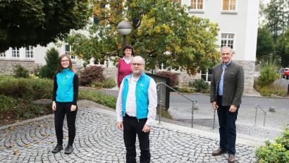 Bild: Stefan Malzer, Landkreis Tirschenreuth/exb
Landrat Roland Grillmeier (rechts) und Sachgebietsleiterin Birgit Üblacker (Zweite von links) freuen sich über die Besetzung der Stelle als Biodiversitätsberaterin durch Nicole Bergler (links) sowie für Dr. Peter Fleischmann, der für Naturschutz an der Unteren Naturschutzbehörde am Landratsamt zuständig ist.