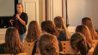 Bild: Keck/OTH Amberg-Weiden/exb
Das OTH-Projekt „students@school“ gibt Schülern Einblicke in ein mögliches Studium: Studenten geben dabei Infos aus erster Hand.