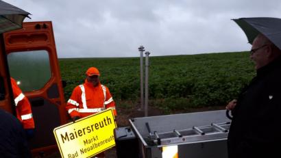 Bild: pz
An den Ortseingängen von Maiersreuth sind am Mittwochvormittag die Ortsschilder montiert worden.