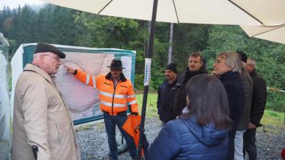 Bild: bl
Henner Wasmuth, Leiter des Staatlichen Bauamts Amberg-Sulzbach (links) , der Weidinger Bürgermeister Manfred Dirscherl, sein Schönseer Kollege Reinhard Kreuzer (Zweiter von rechts) sowie Regierungspräsident Axel Bartelt (rechts) und stellvertretende Landrätin Birgit Höcherl erörterten die Fortschritte beim Ausbau der Staatsstraße 2159.