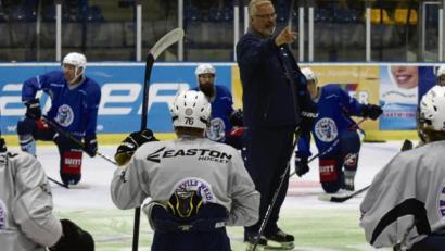 Bild: gb
Erst vor gut einer Woche absolvierten die Blue Devils unter der Regie von Trainer Ken Latta das erste Training. Nach inzwischen 15 bestätigten Corona-Fällen ist der Trainingsbetrieb eingestellt und geplante Testspiele wurden abgesagt. Spieler und Verantwortliche befinden sich in häuslicher Quarantäne. Betroffen von den Maßnahmen sind neben der ersten Mannschaft auch die U17- und U20-Teams, bei denen es auch einige positive Testergebnisse gibt.