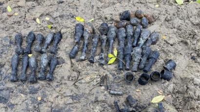 Bild: do
Weitere 22 Handgranaten der Wehrmacht entdeckt der Munitionssucher am Mittwoch im südlichen Uferbereich des Rußweihers. Auch ein Päckchen TNT-Sprengstoff fördert er ans Tageslicht.