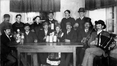 Bild: ge
Gute Stimmung herrschte in der Landkutsche schon Anfang des vorigen Jahrhunderts, wie diese historische Aufnahme beweist.