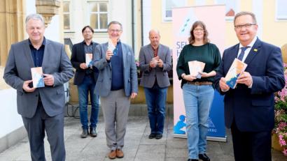 Bild: Susanne Schwab, Stadt Amberg/exb
Landrat Richard Reisinger, Norbert Vogl, Harald Knerer-Brütting, Martin Reinhardt, Kerstin Bauer und Bürgermeister Martin Preuß (von links) bei der Vorstellung des neuen Selbsthilfeverzeichnisses auf dem Amberger Rathausbalkon.