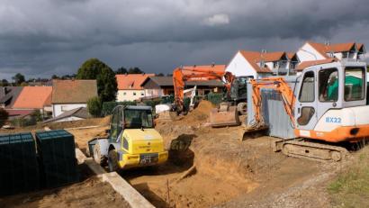 Bild: le
Der Bau der Fertiggaragen in der Schönbrunner Straße schreitet flott voran,