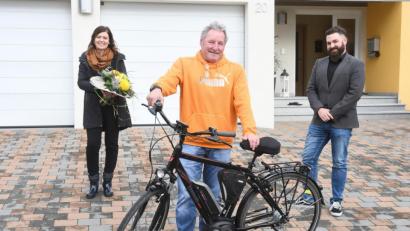 Bild: Gabi Schönberger
Susanne Döbereiner (von links) spendete das E-Bike ihres verstorbenen Vaters für die Kleine Städtische Hilfe, nachdem Reinhard Hübner das Rad vor der Haustür gestohlen wurde. Bürgermeister Sebastian Dippold dankt für das Engagement mit einem Blumenstrauß.