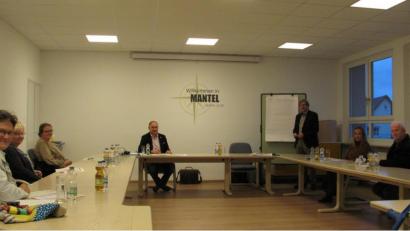 Bild: sei
Ein Gremium von ehrenamtlichen Mitbürger erarbeitet mit Bürgermeister Richard Kammerer (sitzend, Mitte) und Karlheinz Dommer (stehend) ein Konzept für den "Marktplatz der Generationen".