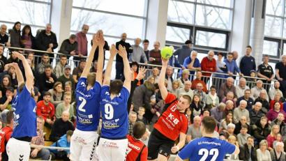 Archivbild: Hubert Ziegler
Spieler und Fans der SG Auerbach/Pegnitz müssen weiter auf das erste Saisonspiel warten.