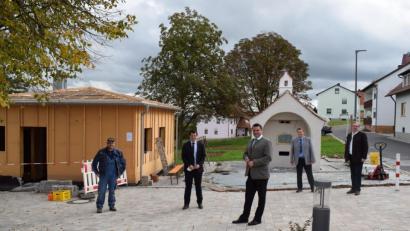 Bild: bnr
Vom Engagement der Einwohner von Köttlitz bei der Dorferneuerung konnten sich MdL Alexander Flierl (rechts) und Landrat Thomas Ebeling (Mitte) überzeugen. Begleitet wurden sie von Bürgermeister Martin Schwandner (Zweiter von links) und Dritten Bürgermeister Markus Lehner (Zweiter von rechts).