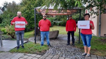 Bild: exb
Die Vertreter des Kreisverbandes der Arbeiterwohlfahrt danken der „Aktion Mensch“ für die unbürokratische Hilfe. Im Bild (von links) der Leiter des Mobilen Sozialen Hilfsdienstes, Wolfgang Hecht, sowie die Mitarbeiter John Lange, Julius Lang und Gerlinde Pohl.