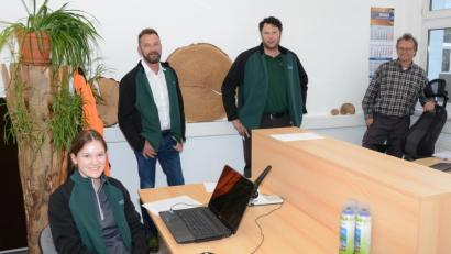 Bild: ker
Erfreut über die neuen Räume der Waldbesitzervereinigung zeigen sich (stehend, von links) Vorsitzender Robert Pirner sowie die beiden Geschäftsführer Johannes Bogner und Jörg Berendes. Mit im Bild ist Larissa Pickelmann, die zur Zeit ein Praktikum bei der WBV absolviert.