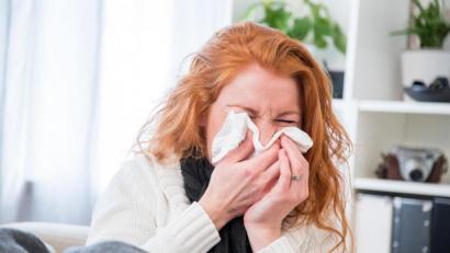 Symbolbild: Christin Klose/dpa
Selbst Experten fällt es schwer, Atemwegserkrankungen nur anhand ihrer Symptome zu unterscheiden. Im Zweifel rät der Amberger Gesundheitsamtsleiter Dr. Roland Brey: Zuhause bleiben.