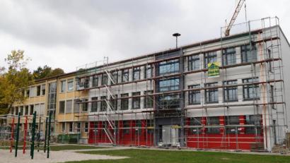 Bild: wel
Die Sanierung der Grundschule in Teunz belastet den Etat des Schulverbandes auch für die kommenden Jahre. Die Kämmerin mahnte im Gremium die strikte Einhaltung der Haushaltsansätze an.