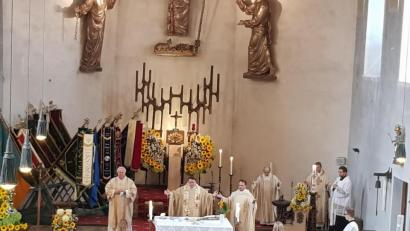 Bild: gi
Mit einem Festgottesdienst wurde die Amtseinführung des neuen Moosbacher Pfarrers Udo Klösel (Mitte) mit Dekan Alexander Hösl (rechts) und Diakon Herbert Sturm gefeiert.