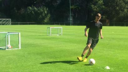 Bild: rba
Patrick Erras übt am Dienstag auf dem DJK-Gelände in Ammerthal. Ein bisschen Ablenkung für den Profi vor dem Endspurt in den Vertragsverhandlungen.