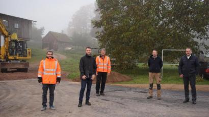 Bild: bnr
Die Bauarbeiten in Obersteinbach wurden zur vollen Zufriedenheit aller Beteiligten ausgeführt. Bei der Bauabnahme waren anwesend (von links): Martin Dunst vom Ingenieurbüro Weiß, Bauamtsleiter Thomas Prey, Bauhofleiter Rudolf Scharf, Tobias Baumer Baufirma und Bürgermeister Frank Zeitler.