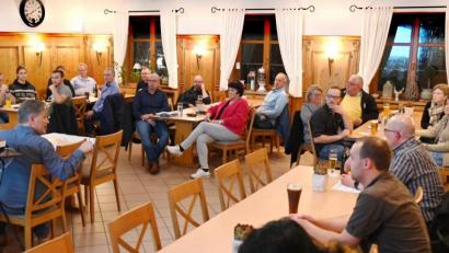 Bild: gf
Die Verantwortlichen der Vereine, Verbände, Kirchen und sozialen Organisationen trafen sich im Gasthof Kopf in Altmannshof, um gemeinsam die Termine für das Jahr 2021 abzustimmen. Hoffentlich macht uns nicht Corona wieder einen Strich durch unsere Pläne, so der Zweite Bürgermeister Hermann Böhm (vorne links).