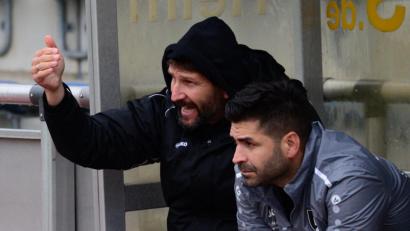 Bild: mhs
Wolfgang Richthammer (links) ist derzeit nicht um seine Rolle zu beneiden. Zum Teil weiß der Schwarzenfelder Trainer am Samstag noch nicht, welche Spieler ihm am Sonntag zur Verfügung stehen.