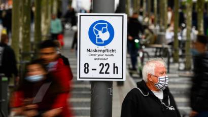 Bild: Andreas Arnold/dpa
Ein Mann steht mit Maske auf der Einkaufsstraße Zeil in Frankfurt. Masken sind ein Instrument, die Pandemie einzudämmen.